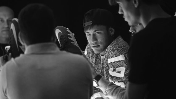 mb-160601-Nike_Neymar-Jordan_4_original Brasiliens Fußball-Superstar Neymar mit den Designern von Nike