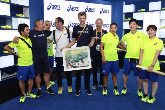 mb-160606-imago20846539h Frankreichs Sprinter Christophe Lemaitre (Mitte) steht bei den Running-Experten von Asics unter Vertrag