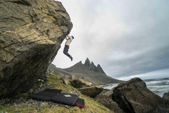 mb-160607-PRANA_ICELAND_Chris_Sharma_F16 Chris Sharma gehört zu den besten Kletterern der Welt. Hier ist er beim Bouldern in Island unterwegs.