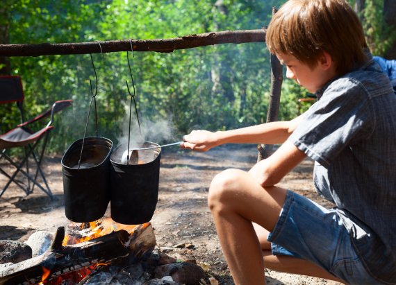 mb-160608-Fotolia_71525653_Subscription_XL Feuer machen ist nur eine der vermittelten Fähigkeiten bei der Outdoor Academy
