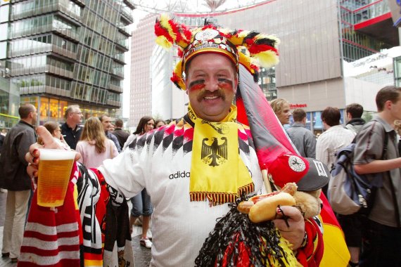 mb-Deutscher-Fan-mit-Bratwurst Auch Klein-Unternehmen wollen vom EM-Hype profitieren: Bier und Bratwurst dürfen aber nicht direkt mit der Marke Euro 2016 in Verbindung gebracht werden.