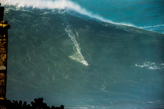 Geht im Bild fast unter: Sebastian Steudtner surft eine Mega-Welle.