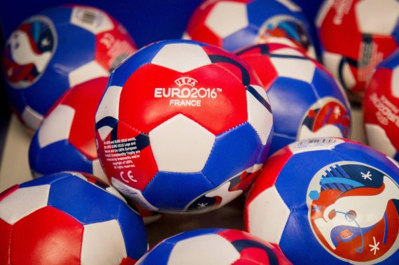 mb-160616-imago24156096h Wer das Emblem der Euro 2016 verwenden will, muss Lizenzgebühren an die Uefa zahlen.