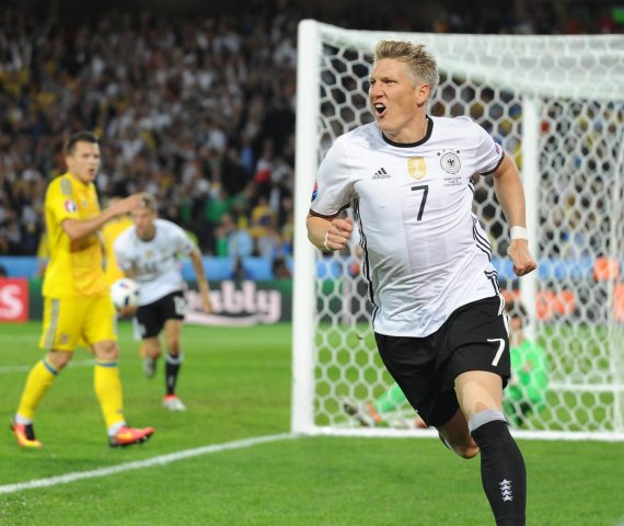 mb-160617-imago24290815h Bastian Schweinsteiger rejoices in the Adidas jersey – the outfitter agreement with the DFB was extended until 2022.