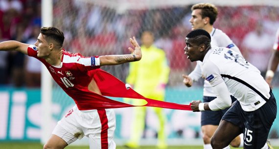 mb-xhaka-trikot-pogba-schweiz Paul Pogba (right) rips the shirt of Switzerland star Granit Xhaka.