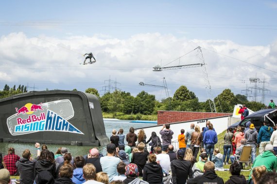 mb-Wakeboard-Munich-Mash-1 Beim Munich Mash im Münchner Olympiapark fliegen die coolen Jungs mit ihren Boards über riesige Rampen.
