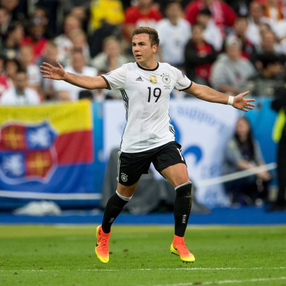 mb-mario-goetze-dfb-weiß-trikot Mario Götze trägt bei der Euro 2016 das weiße Heimdress von DFB-Ausrüster Adidas.