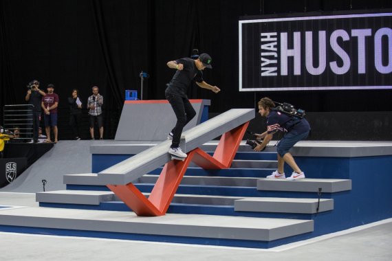 Nyjah Huston ist der Superstar der Street-Skate-Szene: Hier performt er auf einem typischen Parcours.