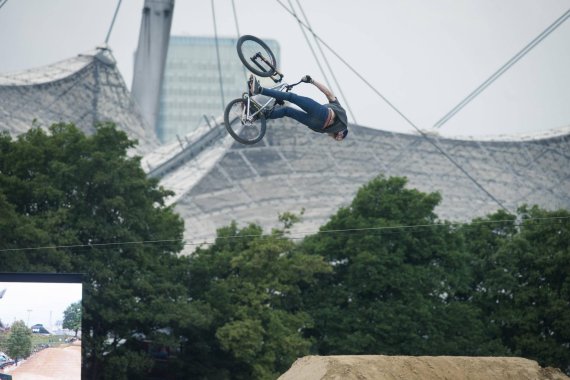 mb-Munich-Mash-2015-Stunt Beim Mountainbike Slopestyle gibts krasse Stunts vor beeindruckender Kulisse.