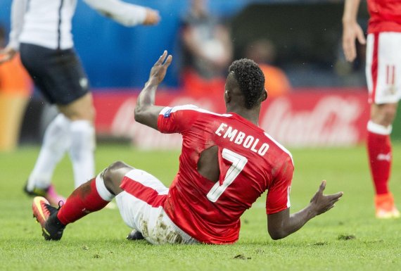 mb-Embolo-Trikot-Bruchlandung Eine Bruchlandung für Puma: Auch den Schweizer Embolo traf es mit einem gerissenen Trikot.