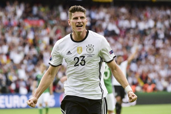 mb-mario-gomes-jubel Reason to celebrate: Mario Gomez and his teammates get lush rewards starting at the quarter finals at Euro 2016.