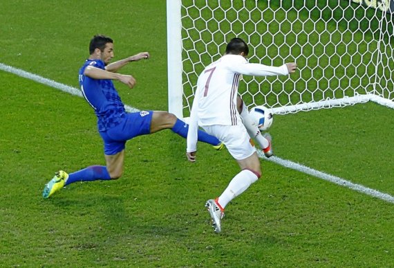 mb-160624-morata-tor-spanien-euro-2016 Spaniens Torjäger Alvaro Morata (r.) trifft bei der Euro 2016 mit den Adidas X 16 (200 Euro).