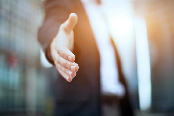 mb-160628-ThinkstockPhotos-478318398 Mit Social Media zum neuen Job? Oft fällt der Handschlag aus.