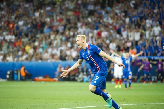 mb-160630-island-trikot-euro-2016 Kolbeinn Sigthórsson bejubelt seinen Treffer für Island gegen England – in einem Trikot von Erreà.
