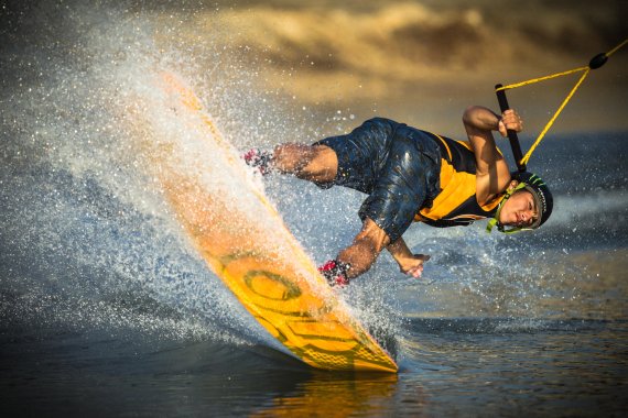 Mega-star already at 18 years old: Daniel Grant lives in Thailand, and there has the best wakeboarding conditions.