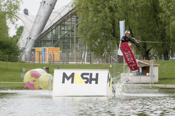 mb-160630-dominik-guehrs-mash-munich-2016 Dominik is the local hero at the wakeboarding contest at Munich Mash 2016.