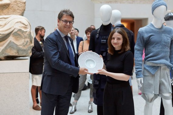mb-160629-sdbi-fash16-bl-00414 Manfred Junkert, Confederation of the German Textile and Fashion Industry CEO and member of the SDBI – Stiftung der Deutschen Bekleidungsindustrie (German Fashion Industry Foundation) advisory committee, with award winner Katharina Buczek