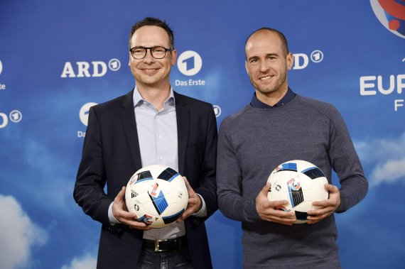 Mehmet Scholl und Matthias Opdenhövel bilden das Moderationsduo bei der ARD