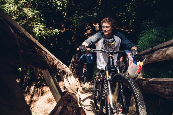 If you want to race down, you first have to push up: MTB star Thomas Genon before starting work.