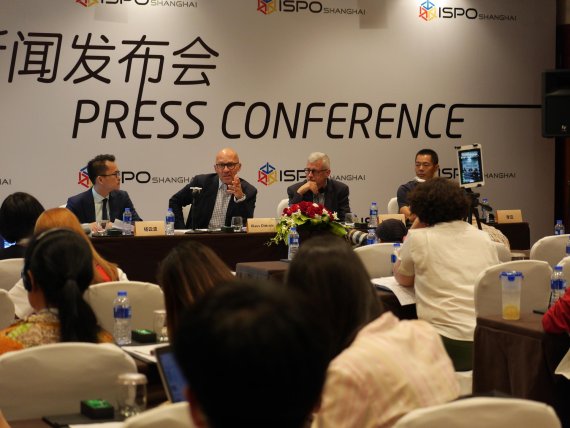 mb-ISPO_Shanghai-2016-Eroeffnungs-PK Eröffnung der ISPO SHANGHAI 2016: Klaus Dittrich (Vorsitzender der Geschäftsführung der Messe München, Zweiter v.l.) und Mark Held (Generalsekretär der European Outdoor Group, Dritter v.l.) heißen die Aussteller willkommen.,