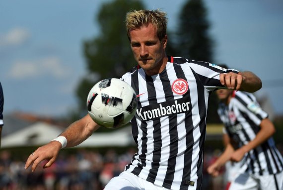 mb-160715-imago24641108h Eintracht professional player Stefan Aigner already wears the new Nike shirt at a test game in July.