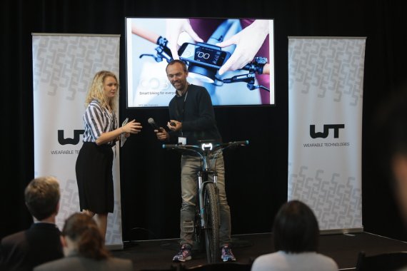 mb-cobi-wearables-wt-conference Cobi ist das neueste sogenannte Connect Bike. Mit ihm wurde ein Multifunktionssystem geschaffen, das man am Fahrradlenker befestigen kann.