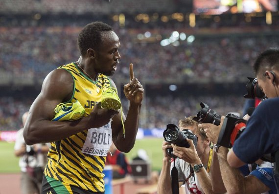 mb-pumaschuhe-in-kamera-bolt Dutifully keeping the Puma shoes in the frame: Usain Bolt is the sporting goods manufacturer’s walking advertisement.