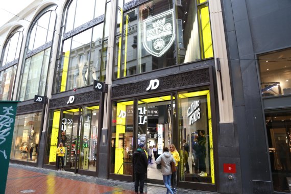 Über 200 Läden will JD Sports in Deutschland eröffnen: Bunt sieht der Flagship-Store in Amsterdam aus.