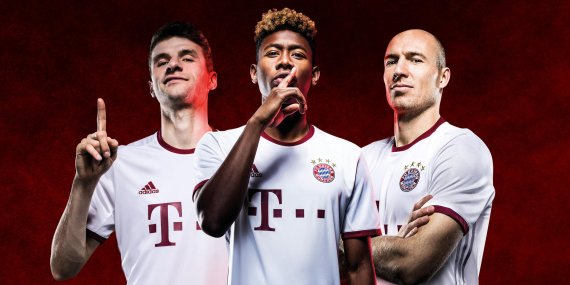 mb-neues-Bayern-Trikot Burgunderrot und weiß: Die Bayern laufen in der Champions League nicht mehr in Schwarz auf.