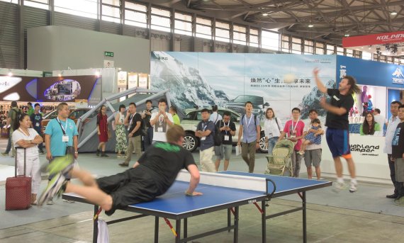 mb-headis-ispo-shanghai-2015 Great admiration at ISPO Shanghai: Headis boss Wegner (right) presents his crazy idea.