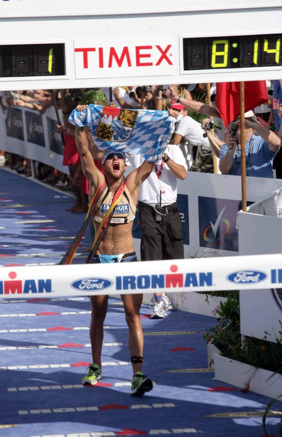 Faris Al-Sultan läuft ins Ziel. Mit bayerischer Flagge und Freudenschrei siegt der gebürtige Münchner beim Ironman Hawaii 2005.