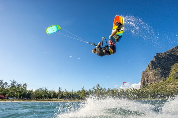 Und: Action! Stunts und Kitesurfen passen prima zusammen 