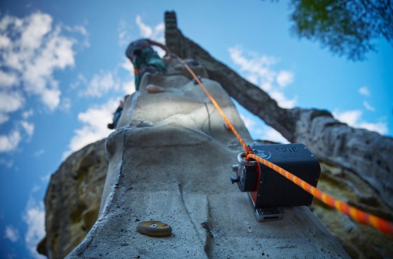 mb-160804-q29a2015 This small box belays the climber: This is how to be safe without a partner.