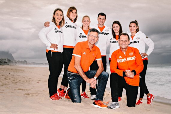mb-160808-olympia-adidas-dosb-sponsor Adidas-Boss Herbert Hainer (v.l.) und DOSB-Präsident Alfons Hörmann (v.r.) verkünden die Verlängerung des Sponsoren- und Ausrüster-Vertrags.