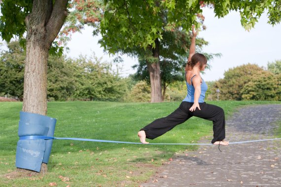 mb-160808-ThinkstockPhotos-118367851 Eine Slackline ist schnell aufgebaut – aber sicher muss sie sein