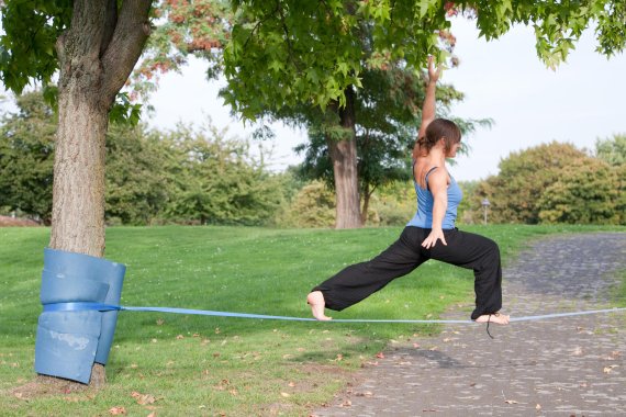 Eine Slackline ist schnell aufgebaut – aber sicher muss sie sein