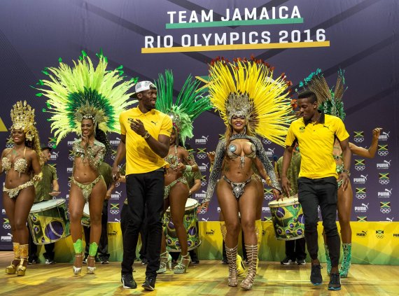 mb-160809-bolt-dance-olympia-schauspieler Usain Bolt dances up a storm in his sizzling appearance at the Jamaican Olympic team’s press conference.