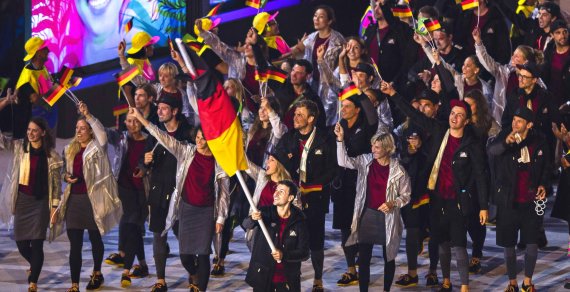 mb-160810-olympia-opening-ceremony-rio-2016 Mit Fahnenträger Timo Boll voran zieht das DOSB-Team bei der olympischen Eröffnungsfeier ins Stadion ein.