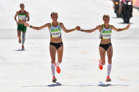mb-160815-anna-lisa-hahner-zwillinge-marathon-rio-2016 Anna und Lisa Hahner laufen freudestrahlend ins Ziel beim olympischen Marathon-Rennen in Rio.