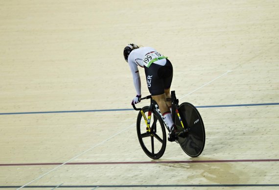 Ohne Sattel feiert Kristina Vogel ihren Olympiasieg im Bahnrad-Sprint.