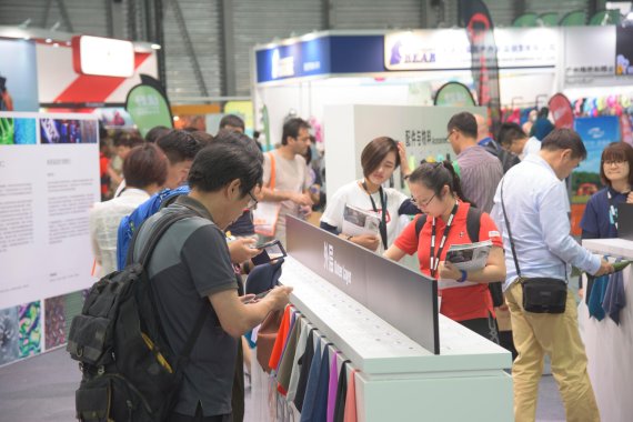 mb-160805-ispo-shanghai-2015-jf-2082 ISPO TEXTRENDS als Besuchermagnet: Zahlreiche Interessenten informierten sich ausführlich über die neuesten Stoffe.