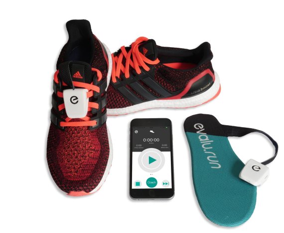mb-Evalu-Run-Laufset Die Einlagen in den Schuhen spielen die Daten aufs Handy, dort wird der Laufstil analysiert.