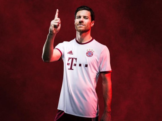 mb-Xabi-Alonso-FC-Bayern-CL-Trikot Aufgepasst: Das steckt hinter den Champions-League-Trikots des FC Bayern.