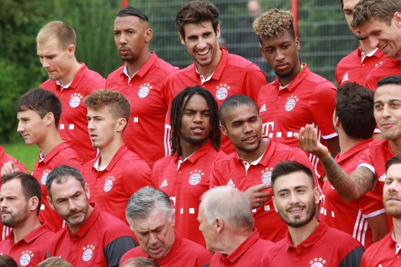 mb-160825-fc-bayern-trikot-rot-adidas-design Vorm Fotoshooting des FC Bayern herrscht ausgelassene Stimmung.