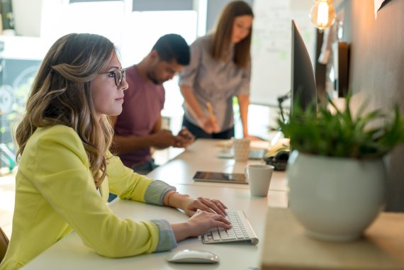 mb-160830-ThinkstockPhotos-585785532 Hoher Wohlfühlfaktor: Lässig gekleidet ins Büro