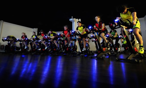 Team Rot gegen Team Gelb – Indoor Cycling wird mehr und mehr zum kompetativen Event.
