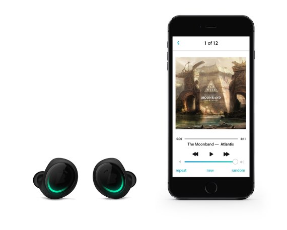 mb-160831-bragi-dash-black-phone The “Dash” earphones from Bragi can connect to your smartphone via Bluetooth
