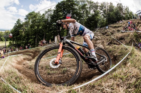 mb-en-mountainbike-foto At the forefront of the bike trends for 2017: new tire sizes and gear systems.