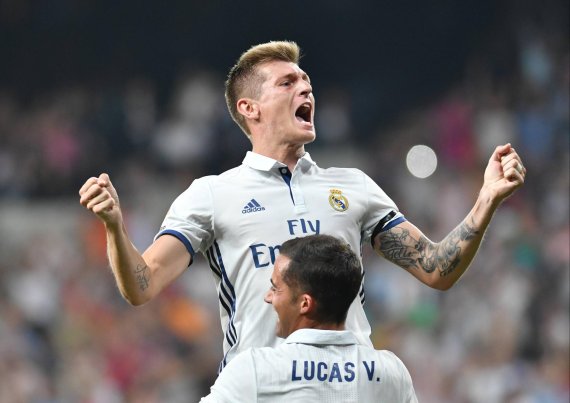 mb-160908-adidas-kroos-real-madrid-ausruester Toni Kroos jubelt mit Real Madrid in Adidas-Trikots – doch das könnte sich ab 2020 ändern.