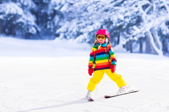Ohne Stöcke, aber mit viel Spaß: Kinder lieben Skifahren 